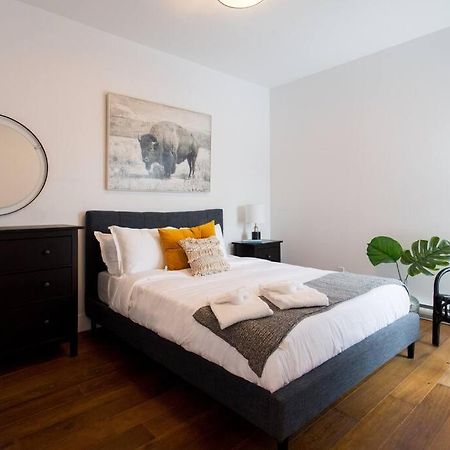 Sleek Condo In The Heart Of Little Italy By Den Stays Montréal Esterno foto