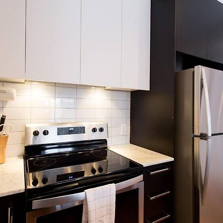Sleek Condo In The Heart Of Little Italy By Den Stays Montréal Esterno foto