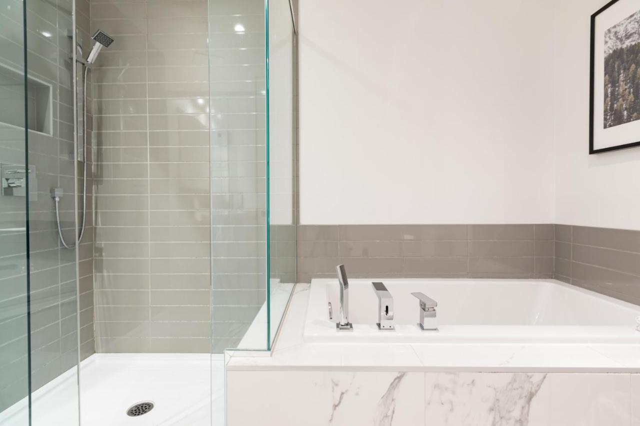 Sleek Condo In The Heart Of Little Italy By Den Stays Montréal Camera foto