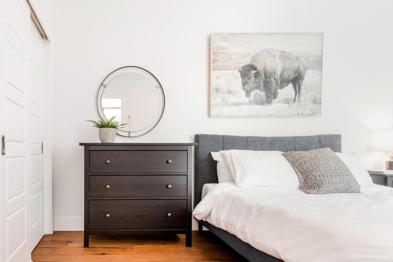 Sleek Condo In The Heart Of Little Italy By Den Stays Montréal Camera foto