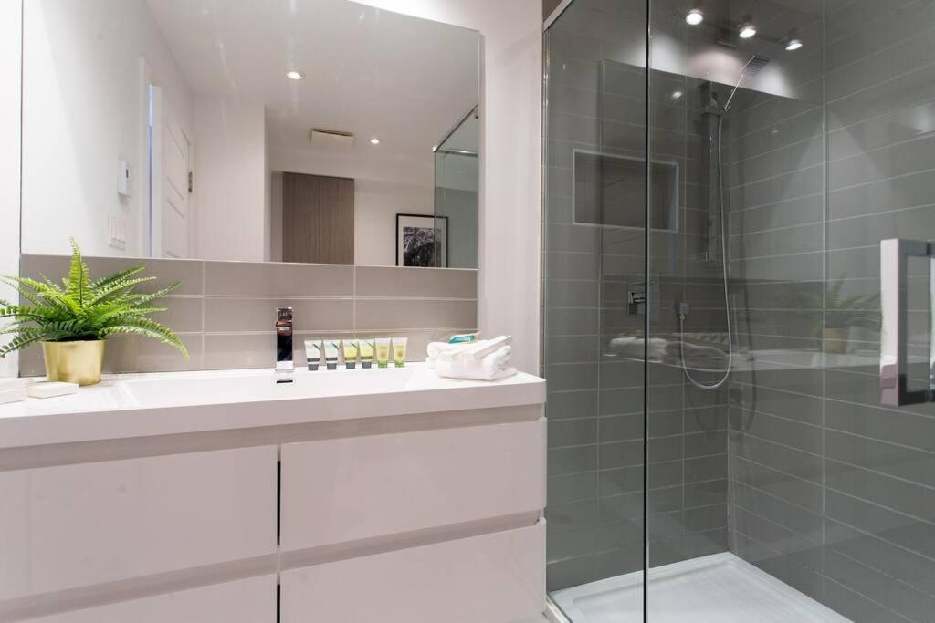 Sleek Condo In The Heart Of Little Italy By Den Stays Montréal Esterno foto