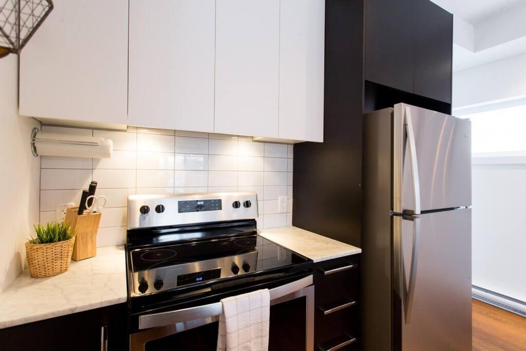 Sleek Condo In The Heart Of Little Italy By Den Stays Montréal Esterno foto