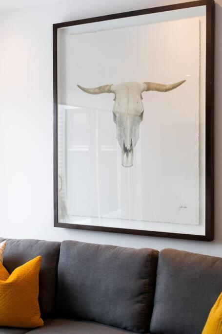 Sleek Condo In The Heart Of Little Italy By Den Stays Montréal Esterno foto