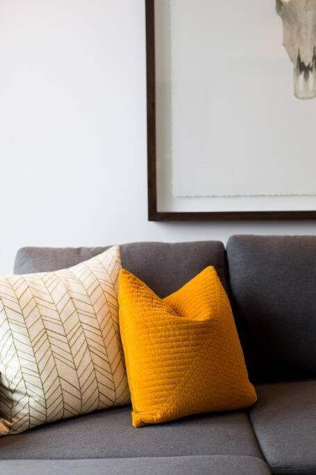Sleek Condo In The Heart Of Little Italy By Den Stays Montréal Esterno foto
