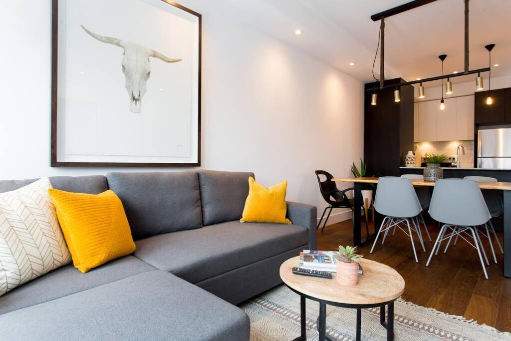 Sleek Condo In The Heart Of Little Italy By Den Stays Montréal Esterno foto