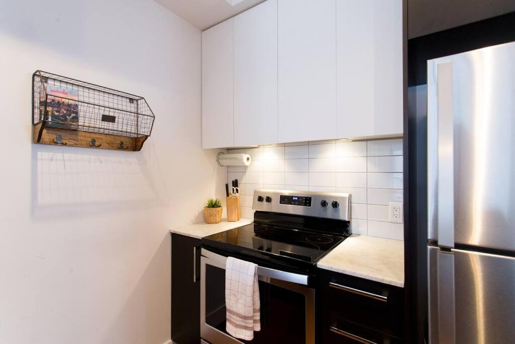 Sleek Condo In The Heart Of Little Italy By Den Stays Montréal Esterno foto