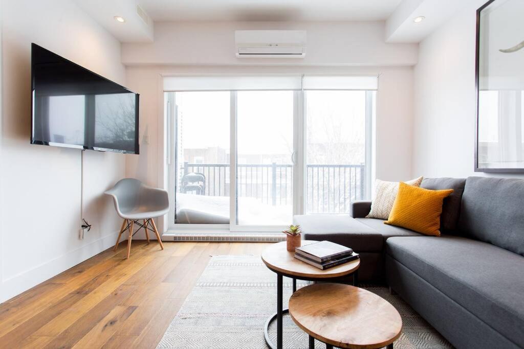 Sleek Condo In The Heart Of Little Italy By Den Stays Montréal Esterno foto