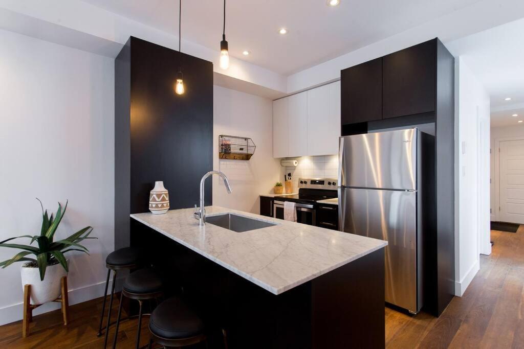 Sleek Condo In The Heart Of Little Italy By Den Stays Montréal Esterno foto