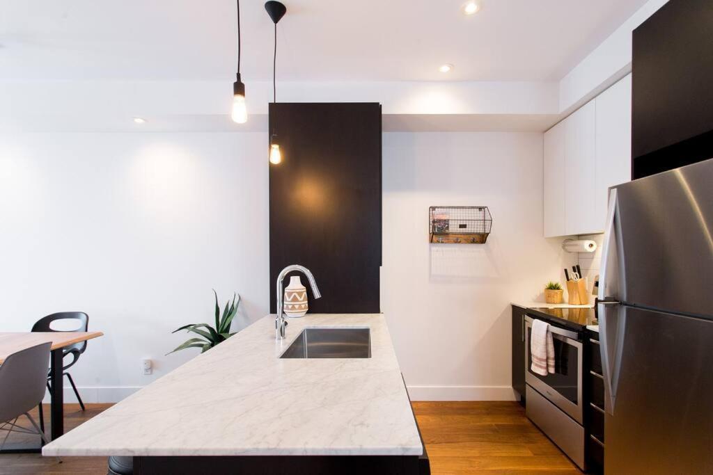 Sleek Condo In The Heart Of Little Italy By Den Stays Montréal Esterno foto