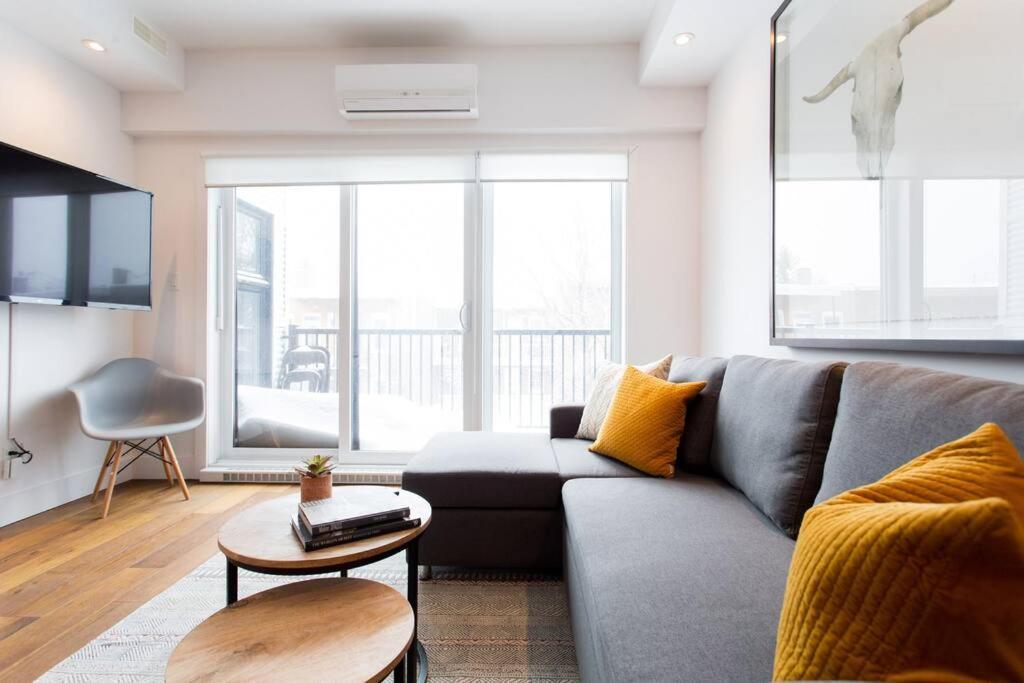 Sleek Condo In The Heart Of Little Italy By Den Stays Montréal Esterno foto