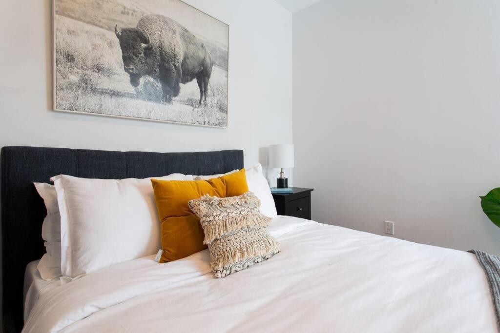 Sleek Condo In The Heart Of Little Italy By Den Stays Montréal Esterno foto