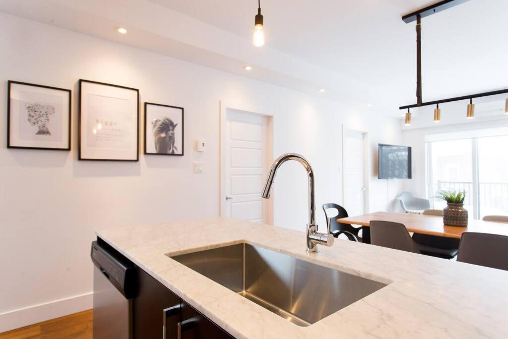 Sleek Condo In The Heart Of Little Italy By Den Stays Montréal Esterno foto