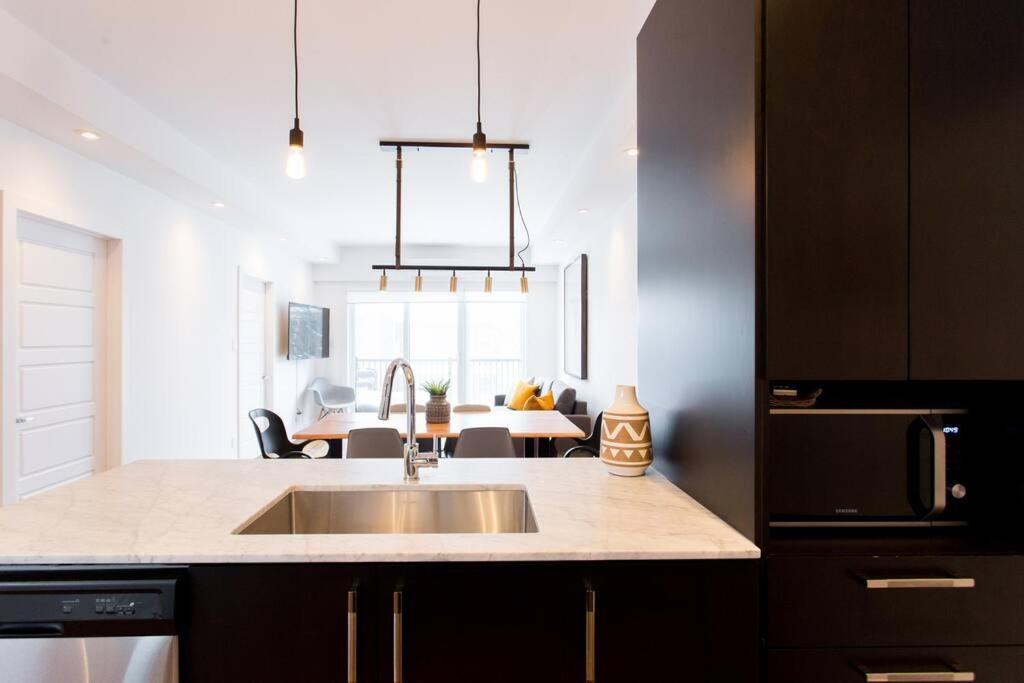 Sleek Condo In The Heart Of Little Italy By Den Stays Montréal Esterno foto