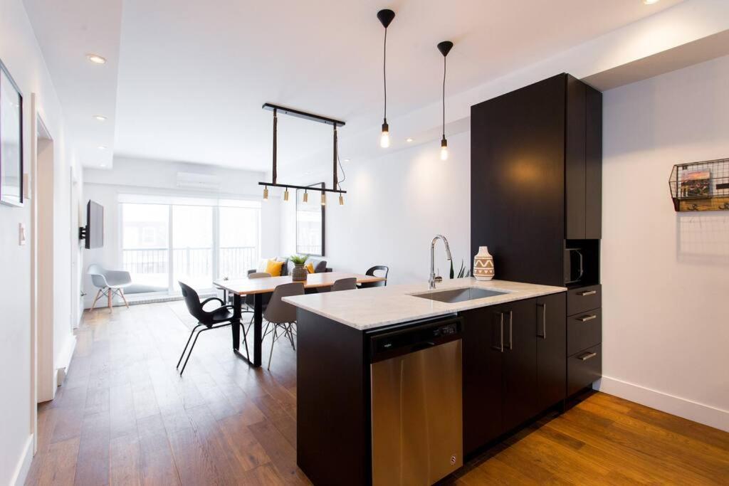 Sleek Condo In The Heart Of Little Italy By Den Stays Montréal Esterno foto